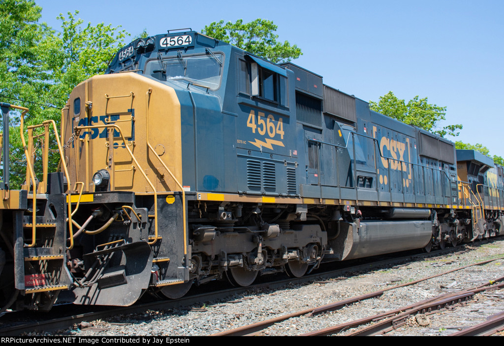 CSX 4564 is second out on M427